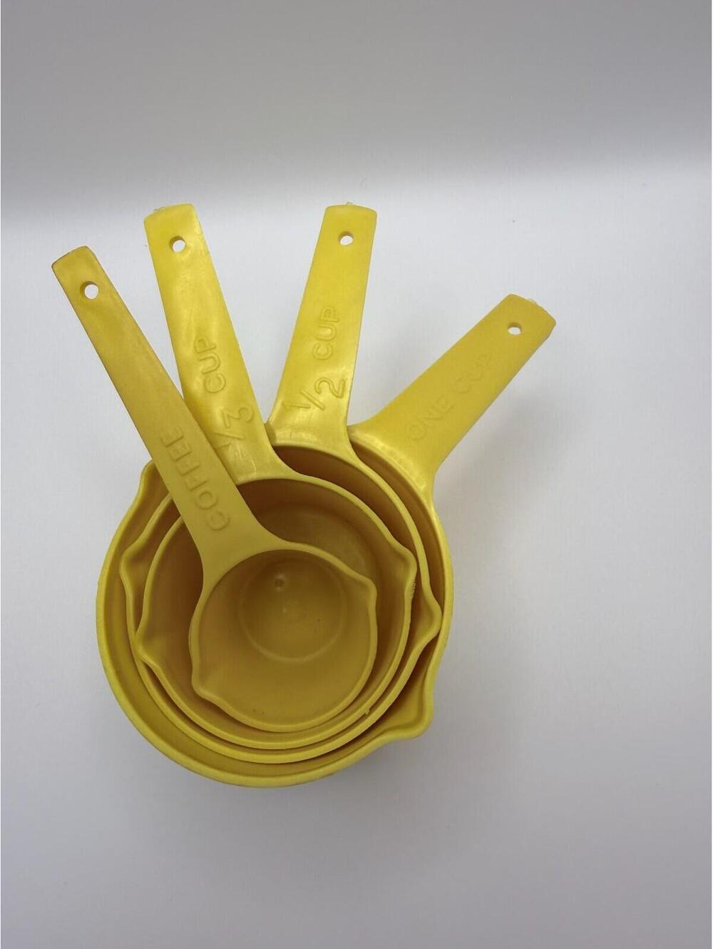 Vintage LustroWare Nesting Measuring Cups W/ Ring Pour Spout Yellow Set Of 4